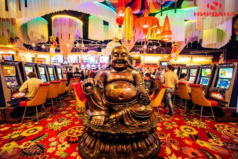 Большая статуя будды в игровом зале казино 