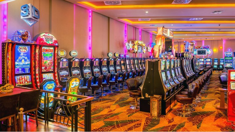 Зал с игровыми автоматами в Vuni Palace Hotel