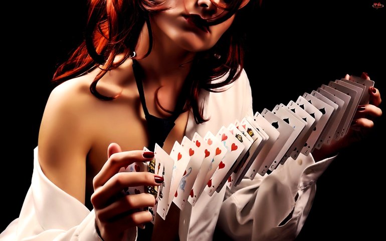 Рыжеволосая девушка с колодой карт в руках