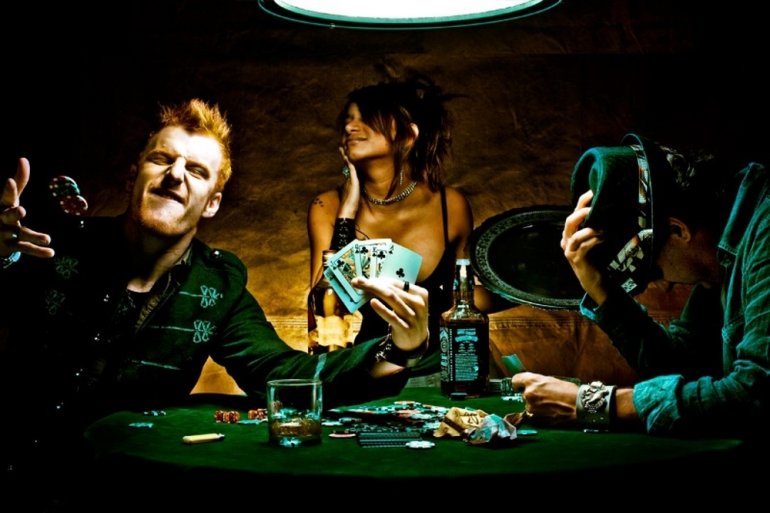 Мужчины пьют за игрой в покер, а красотка наслаждается их компанией