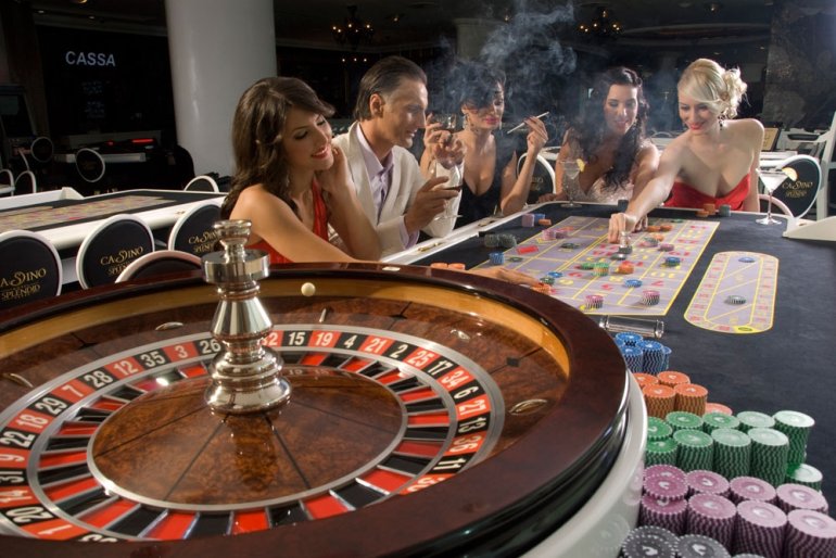 Интеллигентная компания за игрой в рулетку в казино