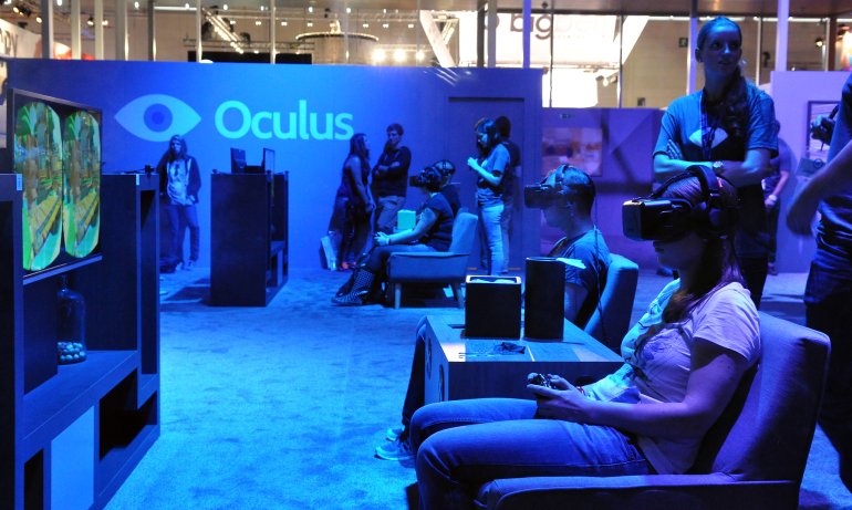 Игроки тестируют шлем виртуальной реальности Oculus Rift