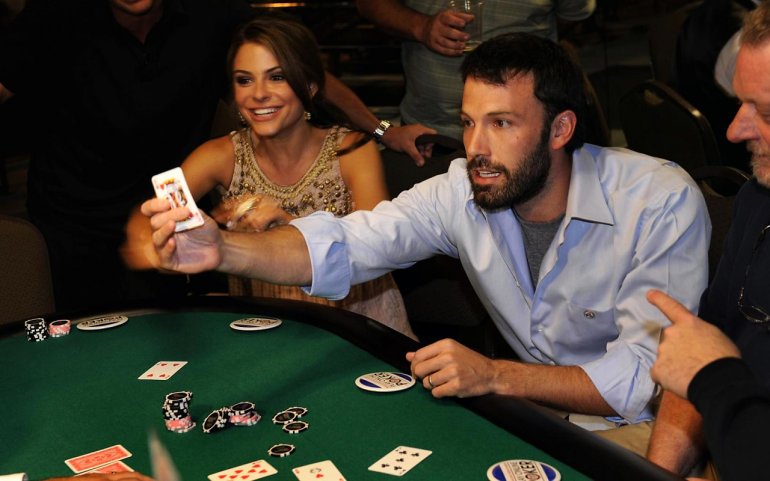 Актер Бен Аффлек играет в азартные игры в казино