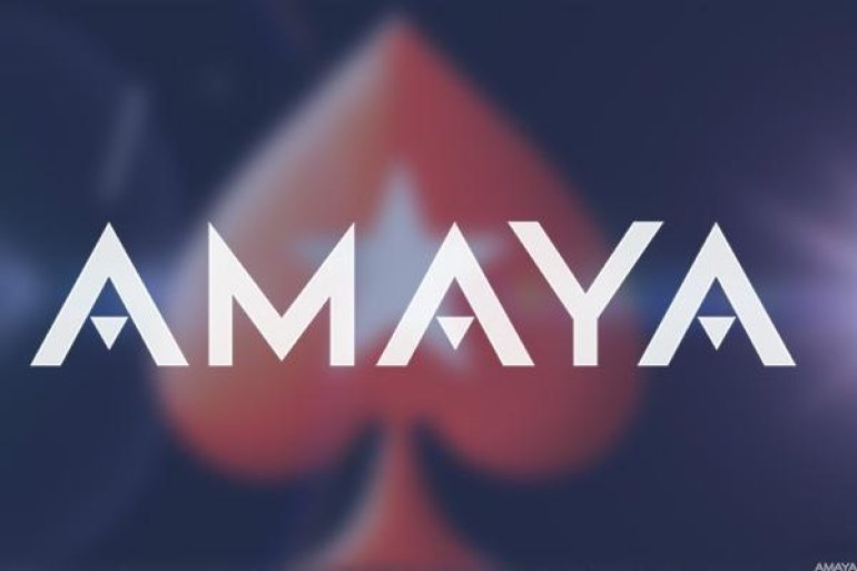 Фирменная надпись Amaya на фона красного символа пиковой масти