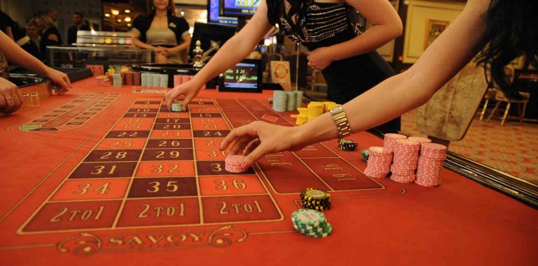 Игроки совершают ставки в рулетке в  казино при отеле Savoy Ottoman Palace в Кирении (Северный Кипр)