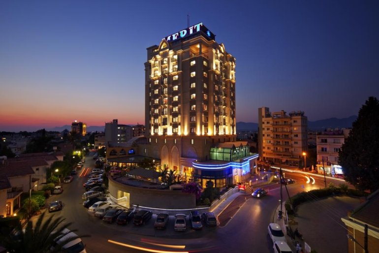 Ночной вид сверху на отель Merit Lefkosa в Лефкоше на Кипре