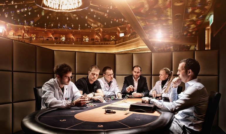 Зрелые мужчины при деньгх собрались за игрой в покер в изолированном руме