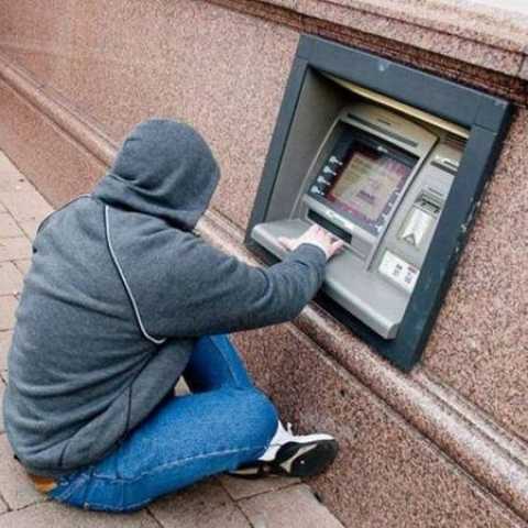 Украв деньги с банкомата, мужчина спустил их в казино