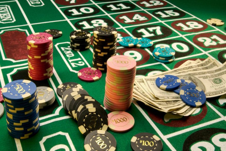 Фишки и деньги на рулетке казино