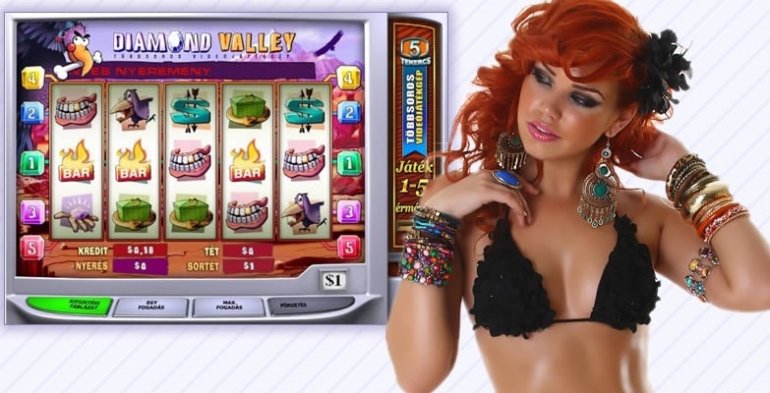 Рыжеволосая красотка в черном лифе позирует рядом со скриншотом игрового автомата Diamond Valley