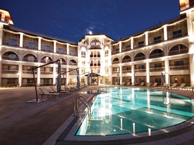 Ночной вид на территорию отеля Savoy Ottoman Palace в городе Кирения на Северном Кипре