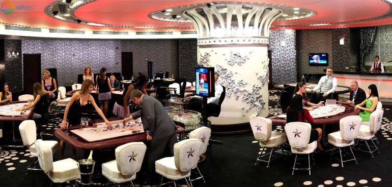 Гости Golden Tulip Nicosia Hotel and Casino развлекаются за азартными играми