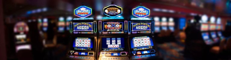 Три автомата с видео покером в зале игровых автоматов
