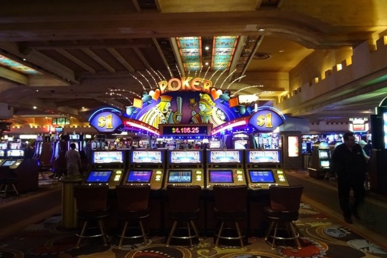Игорный зал в казино
