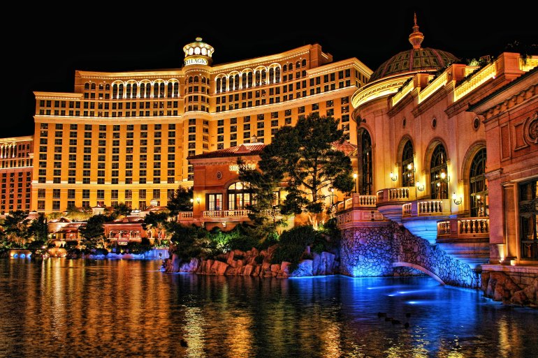 Ночной вид на роскошное здание казино-отеля Белладжио