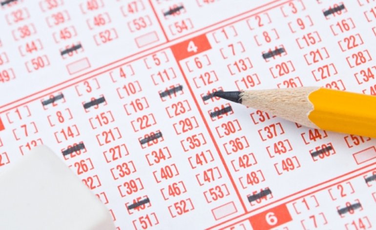 Поле лотерейного билета, на котором карандашем зачеркнуты номера