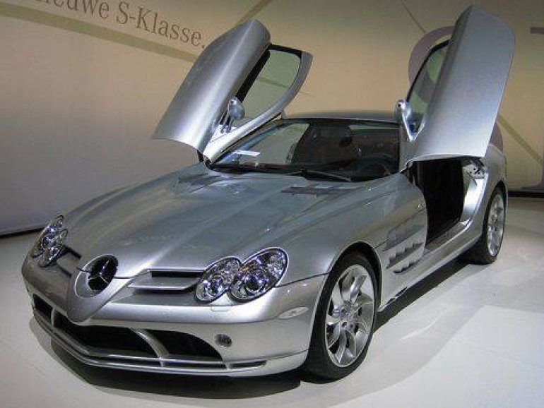 с Фила Айви. Эта звезда покера разъезжает на Mercedes-Benz SLR McLaren.