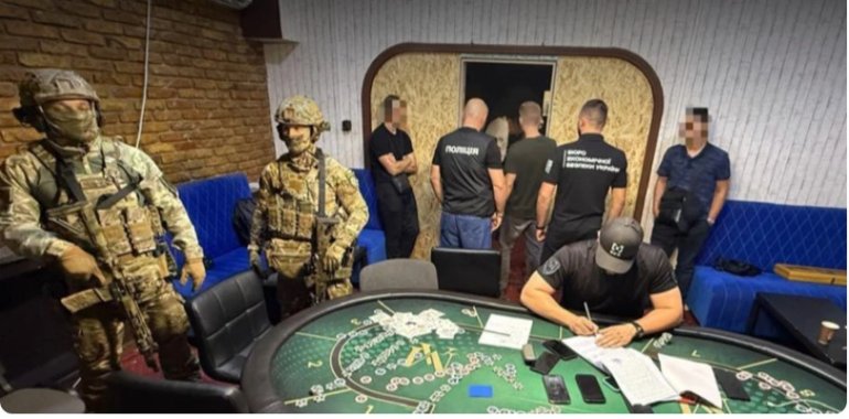 Обвинение в преступном воздействии и организации незаконного игорного бизнеса