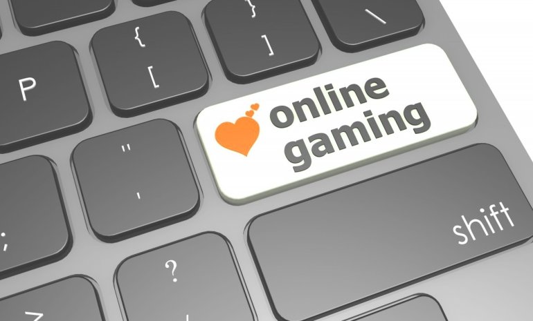 Кнопка на ноутбуке с надписью "Online gaming"