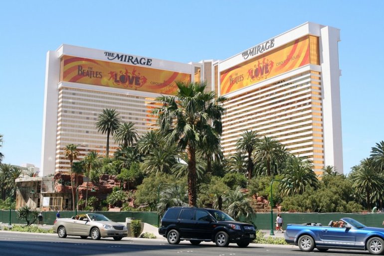 Вид из улицы на казино Мираж в Лас-Вегасе