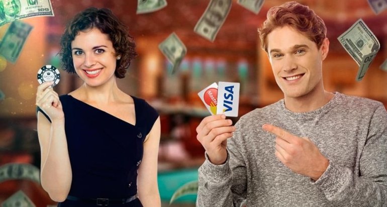 Девушка и парень дилеры казино демонстрируют фишки и банковские карты